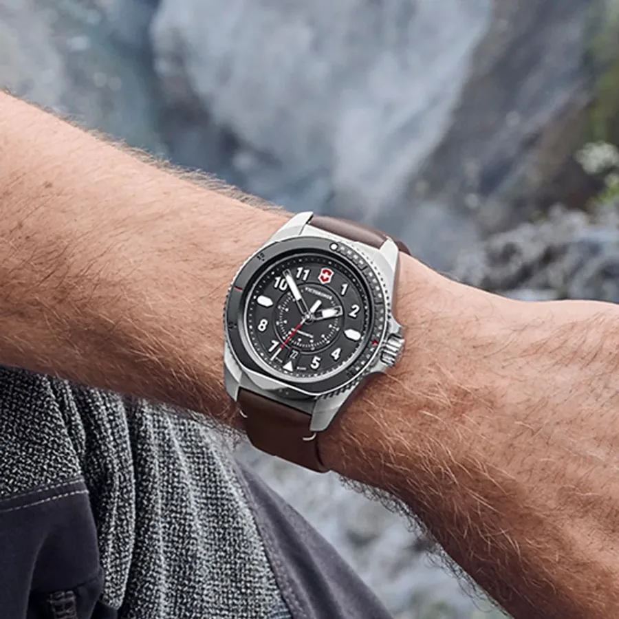 Victorinox Journey 1884 43mm Black Dial, Brown Leather Strap, view 5