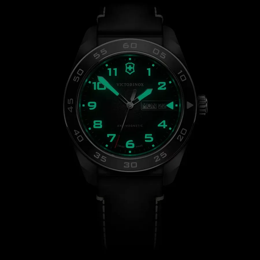 Victorinox Swiss Army 42mm Black Dial, view 6